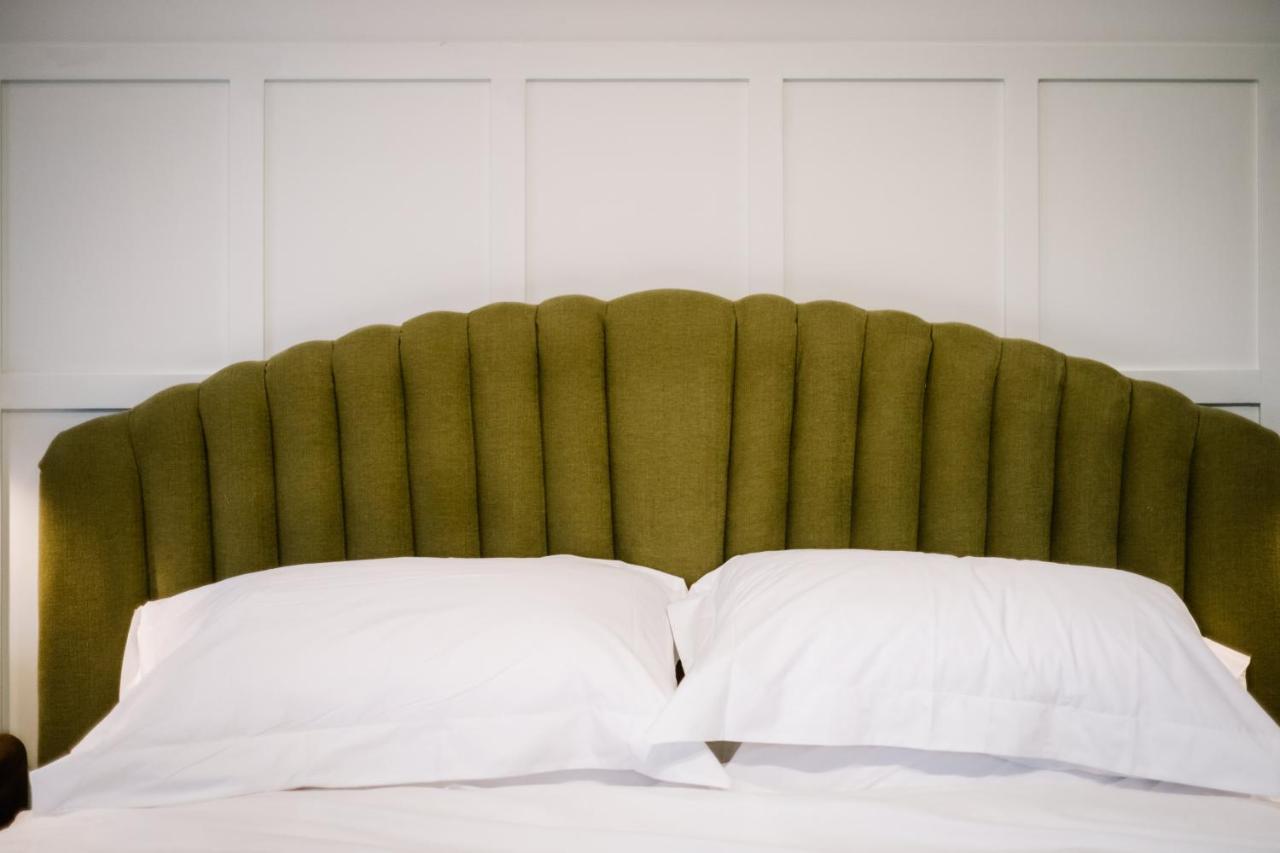 The White House Hotel Bowness-on-Windermere Exterior photo A bed with two pillows