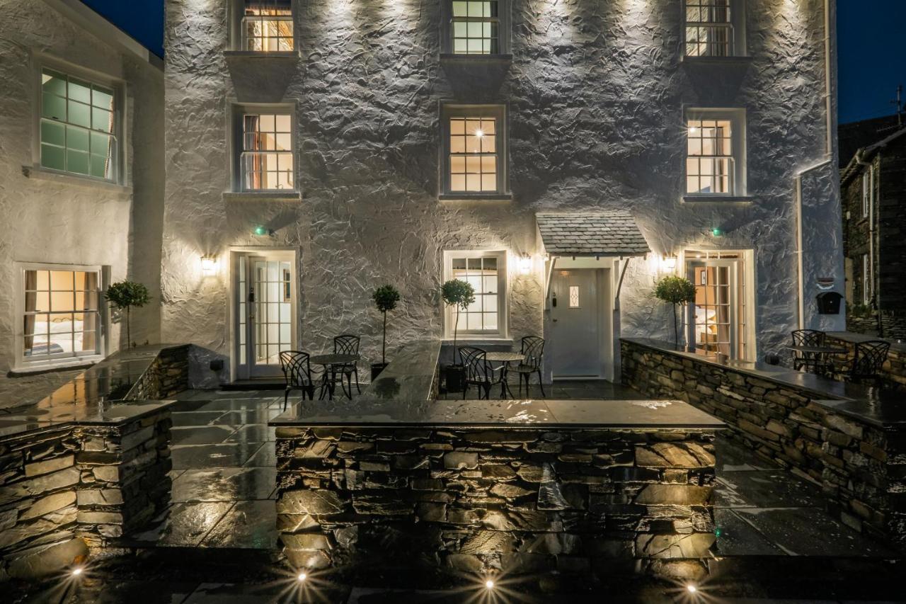 The White House Hotel Bowness-on-Windermere Exterior photo The courtyard of the hotel